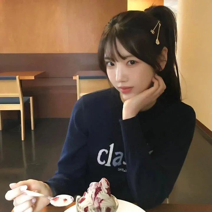 向天真的女生投降